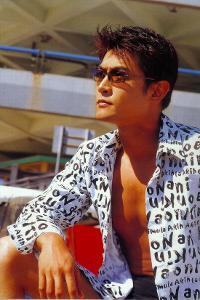 中国男明星卖身,揭秘娱乐圈背后的利益纠葛