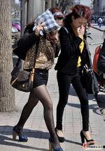 油亮丝袜露底,油亮光泽下的意外露底瞬间