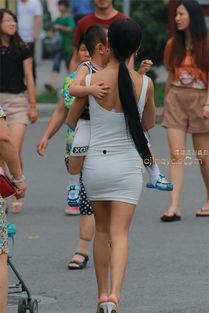 丝袜少妇和宝宝玩,温情满满的家庭时光