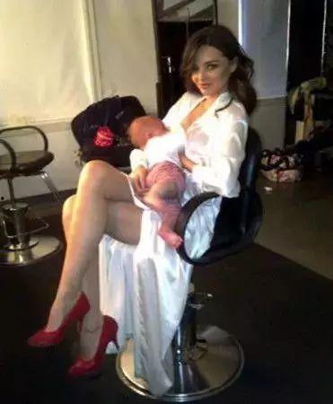 女明星喂奶照片,女明星哺乳写真温情回顾
